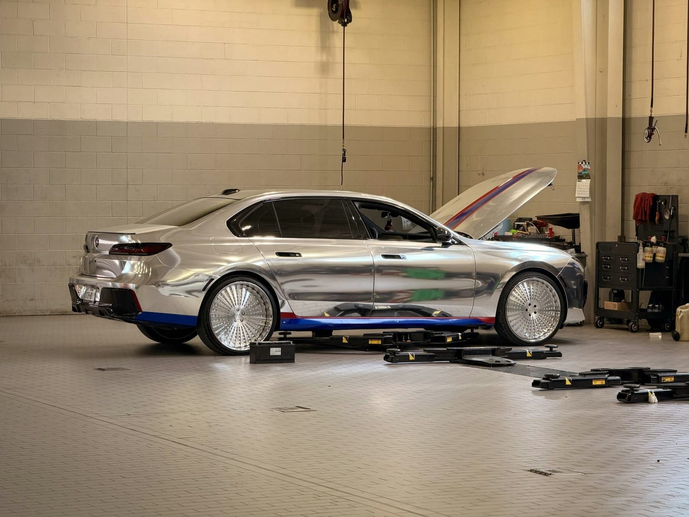 BMW M3 с открытым капотом в боксе автосервиса